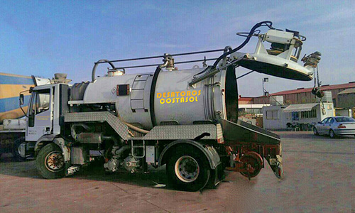 Camión con cuba de alta presión para desatoros